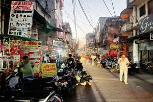 लखनऊ: आर्या नगर बाजार में पांच घंटे बिजली रही गुल, उपकेंद्र का नंबर जाता रहा व्यस्त