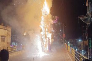 सुलतानपुर: असत्य पर सत्य की हुई विजय, चहुंओर फैली खुशी, गभड़िया पुल पर हुआ रावण के पुतले का दहन