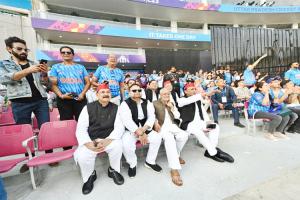 लखनऊ: अखिलेश यादव पहुंचे इकाना स्टेडियम, भारत-इंग्लैंड के बीच हो रहे विश्व कप क्रिकेट मैच का ले रहे लुत्फ