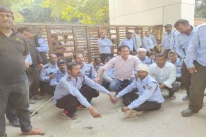 प्रयागराज: सुआट्स कॉलेज में वेतन को लेकर सुरक्षाकर्मियों ने किया हंगामा, बंद किया गेट, लगाया जाम