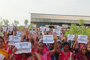 बहराइच: ग्रामीणों ने कोटे के चुनाव का किया बहिष्कार, तहसील में किया प्रदर्शन