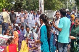 लखनऊ : 69000 शिक्षक भर्ती आरक्षण घोटाला, अभ्यर्थियों ने किया शिक्षा मंत्री आवास का घेराव 
