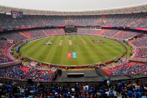 IND vs PAK World Cup 2023 : नीले रंग में रंगा नरेंद्र मोदी स्टेडियम, एक लाख दर्शकों के बीच पाकिस्तान के पांच पत्रकार भी पहुंचे