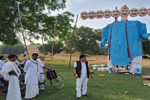 प्रयागराज : पंडितो ने वैदिक मंत्रो से बनाया रावण का पुतला, होगा दहन