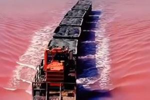 VIRAL VIDEO: यहां है गुलाबी रंग की झील, इस महीने में बदल जाता है पानी का रंग, जानें वजह... 