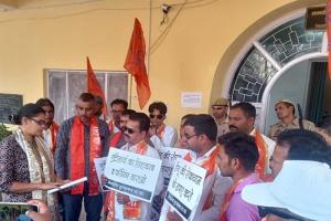 मुरादाबाद : 'एंटीलार्वा का छिड़काव व फॉगिंग कराओ', शिव सैनिकों ने डीएम कार्यालय पर किया प्रदर्शन...दी भूख हड़ताल की चेतावनी