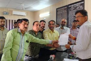 रुद्रपुर: विद्युत कटौती से भड़के व्यापारियों ने किया एसई का घेराव