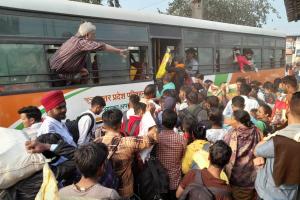 रुद्रपुर: यात्रियों की भीड़ के आगे बेबस नजर आया रोडवेज प्रबंधन