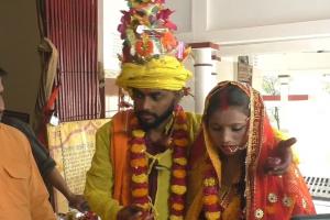 सीतापुर में अपने प्रेमी के लिए सलमा से राधा बनी युवती - मंदिर में की शादी