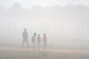 दिल्ली में न्यूनतम तापमान 12.6 डिग्री सेल्सियस दर्ज, वायु गुणवत्ता ‘बेहद खराब’ श्रेणी में