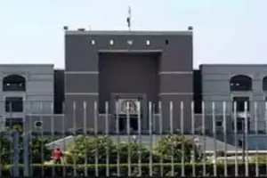 गुजरात : खुद को CM कार्यालय का अधिकारी बताने वाला ‘ठग’ कोर्ट परिसर से फरार