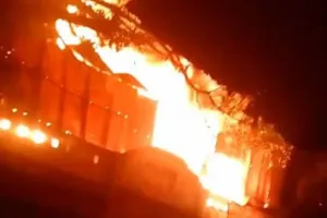 बरेली: ट्रांसफार्मर से उठी चिंगारी, मकान में लगी आग