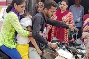सिस्टम की नाकामी: Auraiya में बहन के शव को बाइक पर ले गया भाई, डिप्टी सीएम ने मामला संज्ञान में लिया, देखें- VIDEO