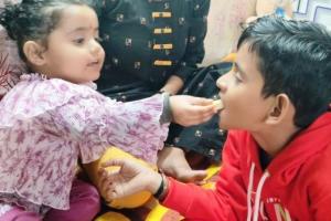 Bhai Dooj 2023: Banda में भाईयों के माथे पर बहनों ने टीका लगाकर मांगा रक्षा का संकल्प, उपहार भी दिया