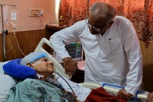 मल्लिकार्जुन खरगे और CM गहलोत अस्पताल में भर्ती इंजीनियर से म‍िले, बताया भाजपा को दलित विरोधी 