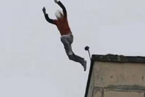 बरेली: वारंट तामील कराने गई पुलिस को देखकर छत से कूदा युवक, घायल