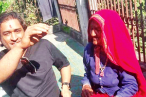 अल्मोड़ा: Captain Cool Dhoni ने गुड़ के साथ लिया चाय का आनंद