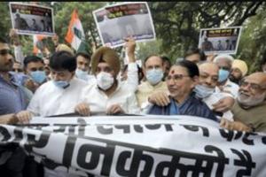 दिल्ली प्रदूषण : कांग्रेस ने निकाला केंद्र और राज्य सरकारों के खिलाफ मौन विरोध मार्च  