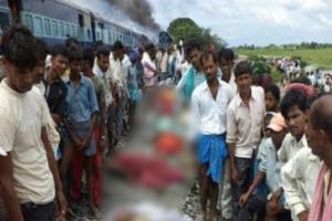 बरेली: टक्कर के बाद राज्यरानी एक्सप्रेस के इंजन में फंसा शव, बाकरगंज में रेलवे पुल पर ट्रेन से कटा युवक