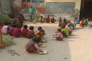 अयोध्या: परिषदीय विद्यालयों-आंगनबाड़ी केंद्रों के बीच नए रिश्तों की 'सुबह', बच्चों में दिखा उल्लास 