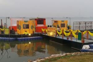 वाराणसी: रविदास घाट पर पहला फ्लोटिंग सीएनजी स्टेशन शुरू, नाविकों को मिलेगा लाभ