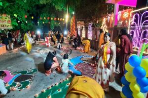 देव दीपावली: 11 हजार दीपों की रंगोली से सजा महादेवा घाट, भजनों पर झूमे श्रद्धालु 