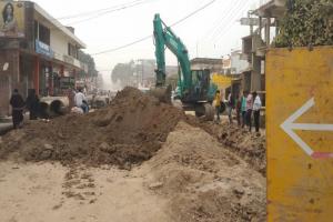 गजब: डायरेक्शन अंकित, पर रास्ता नहीं दिया, निर्माणाधीन रामपथ पर अंगूरीबाग के पास फिर खोद दी सड़क