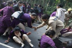 यूपी: डायल-112 की संविदा महिला कर्मियों का विरोध प्रदर्शन, सपा ने सरकार पर साधा निशाना 