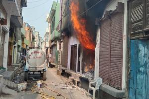 फर्रुखाबाद: तारपीन तेल की दुकान में लगी भीषण, नौ लोग झुलसे, पांच रेफर