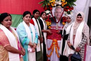 लखनऊ: मुलायम सिंह यादव की मनाई गई जयंती, सपा नेताओं ने पुष्पांजलि अर्पित कर दी श्रद्धांजलि 