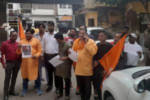 लखनऊ: स्वामी प्रसाद मौर्य के विवादित बयान पर हिंदू महासभा ने हजरतगंज थाने में दी तहरीर  