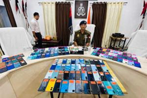 ललितपुर पुलिस ने स्वामियों को सौंपे 15 लाख के खोये हुए 121 मोबाइल, खिल उठे लोगों के चेहरे
