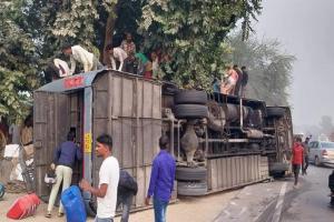 अयोध्या में भीषण सड़क हादसा: सवारियों से भरी स्लीपर बस पलटी, कई यात्री घायल