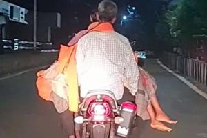 MP: मोटर साइकिल से शव लेकर जाने का वीडियो वायरल, हटाए गए दो सुरक्षागार्ड 