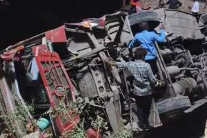 दौसा में बस के पुल से रेलवे ट्रैक पर गिरने से चार लोगों की मौत 