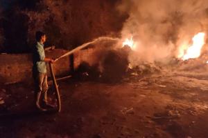 अमरोहा: कॉटन वेस्ट के गोदाम में लगी आग, मालिक झुलसा 