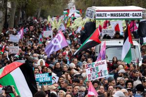 गाजा में इजराइली बमबारी रोकने की मांग को लेकर यूरोप में हजारों लोगों ने किया प्रदर्शन 