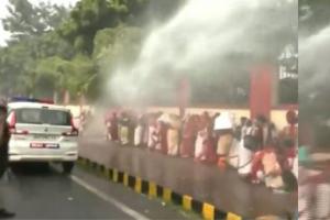 बिहार: आंगनबाड़ी कार्यकर्ताओं ने विधानसभा का किया 'घेराव', उग्र भीड़ पर पुलिस ने की पानी की बौछार 