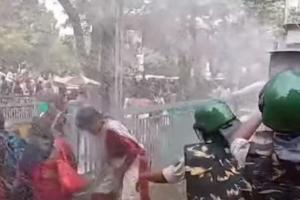 बिहार: आरजेडी ऑफिस के बाहर आंगनबाड़ी सेविकाओं का प्रदर्शन, वाटर कैनन का भी इस्तेमाल