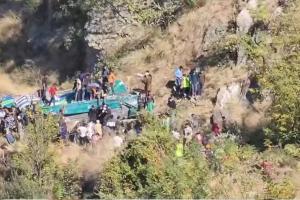 जम्मू-कश्मीर में बड़ा हादसा, 300 फुट गहरी खाई में गिरी बस, 37 लोगों की मौत, पीएम मोदी ने जताया शोक
