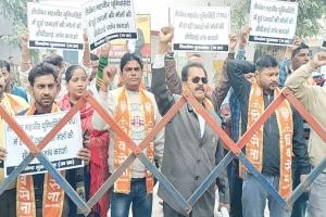 मुरादाबाद: 'टीएमयू में कई छात्राओं की मौत की हो सीबीआई जांच', कलेक्ट्रेट कार्यालय पर शिवसैनिक ने किया प्रदर्शन 