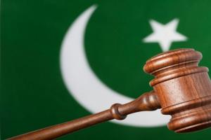 रक्षा सचिव को फटकार लगाने को लेकर पाकिस्तानी न्यायाधीश को पद से हटाया 