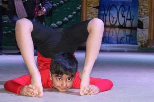 UK: भारतीय मूल के 13 वर्षीय ईश्वर शर्मा बने चैंपियन, यूरोप में योग प्रतिभा कार्यक्रम में जीता स्वर्ण पदक