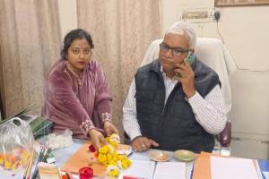 Kanpur News: सुनवाई न होने पर पार्षद ने उतारी अभियंता की आरती… प्रसाद और फूल भी चढ़ाया, Video Viral