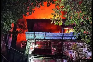 कोलकाता के चांदनी चौक इलाके में लगी आग, दमकल विभाग ने चार गड़ियां मौके पर