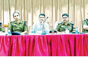 Kanpur में पुलिस कमिश्नर ने त्यौहारों को लेकर अधिकारियों के साथ की बैठक, कंट्रोल रूम से होगी निगरानी, दिए ये निर्देश