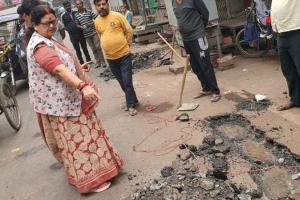 Kanpur News: रात के अंधेरे में हो रही थी सड़क खोदाई, महापौर प्रमिला पांडेय ने छापा मारकर रुकवाया काम