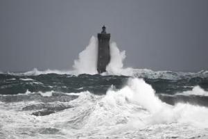 Storm Ciarán in france : फ्रांस में तूफान 'सियारन' से दो लोगों की मौत, लाखों घरों में बिजली आपूर्ति बाधित 