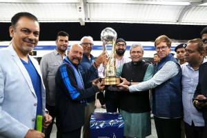 PHOTOS : देशी-विदेशी क्रिकेटर लीजेंड्स ट्रॉफी के साथ पहुंचे आगरा, जानिए कब शुरू होगा टूर्नामेंट