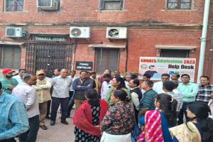 प्रयागराज: 72 घंटे के अल्टीमेटम के बाद भी नहीं मिला वेतन, कर्मचारियों ने किया जमकर हंगामा